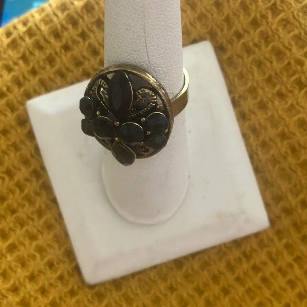 Elegant Black and Gold tone adjustable Ring